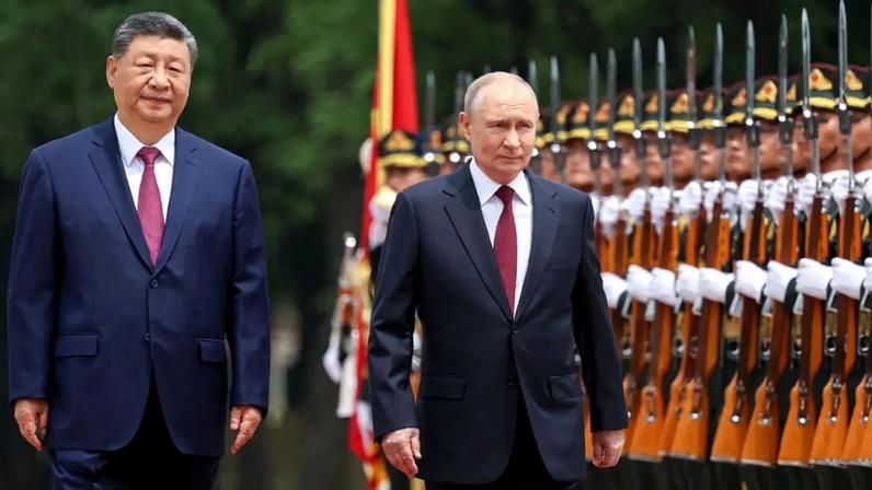 O líder chinês, Xi Jinping (esquerda), com o homólogo russo, Vladimir Putin (direita)