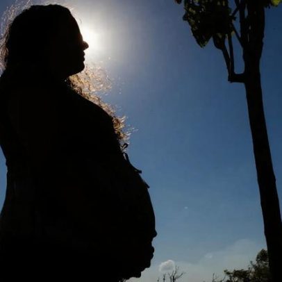 Mulher morre ao cair em boca de esgoto aberta em Nova Iorque