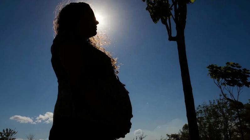 Mulher morre ao cair em boca de esgoto aberta em Nova Iorque