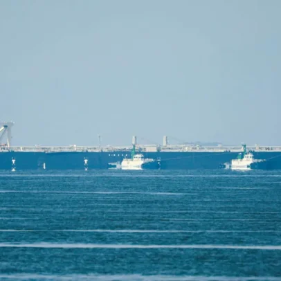 25 navios atravessam o Estreito de Ormuz com autorização de Teerão