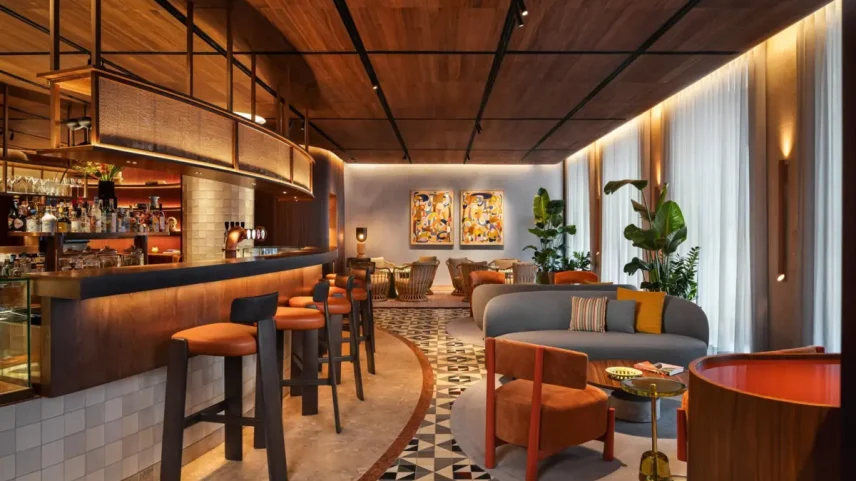 O Andaz Lisbon recebe os hóspedes e visitantes com um lounge inspirado nos quiosques lisboetas.