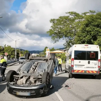 Condutora fica ferida após colisão com três carros e capotamento em Braga