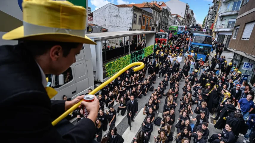 O jovem caiu de cima de um dos carros alegóricos