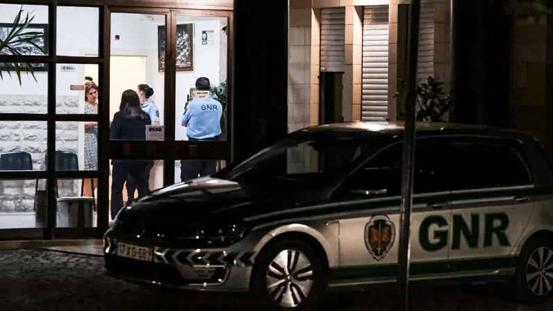 Marine Rousseau, mãe dos dois meninos abandonados, detida no posto da GNR de Fátima