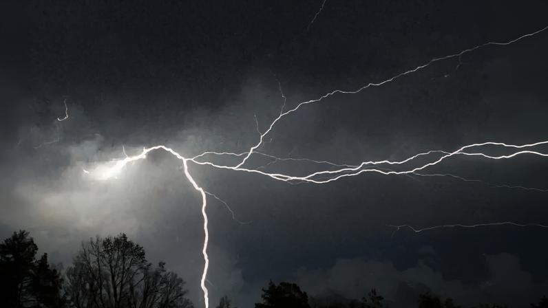 Dez distritos sob aviso amarelo por chuva, trovoada e granizo