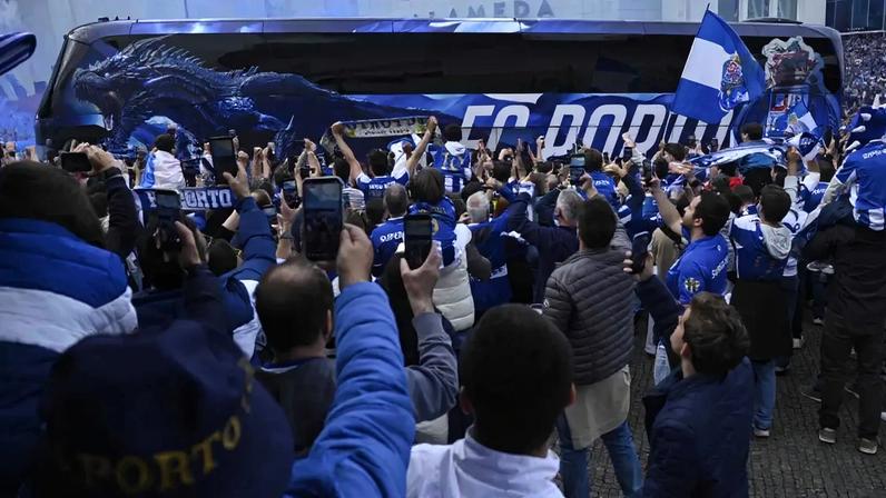 Porto apresenta onze de Farioli para decisão diante do Alverca