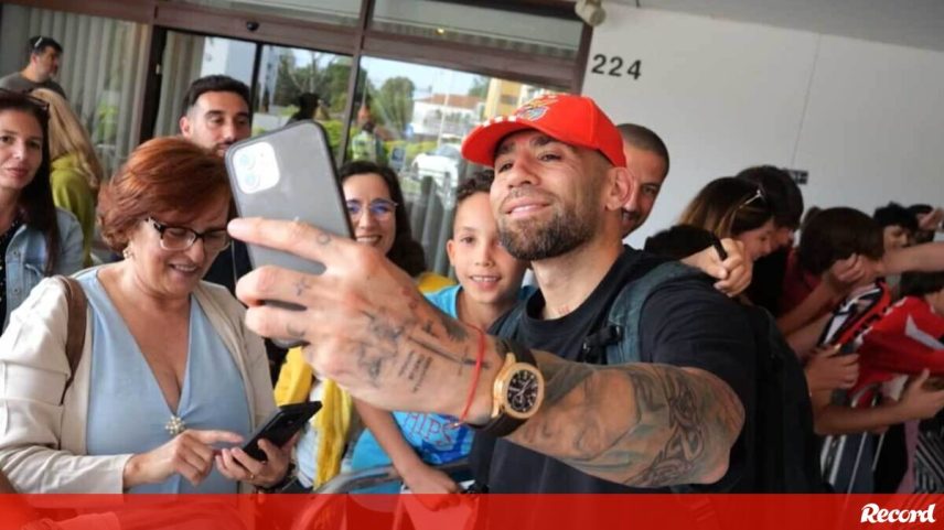Benfica recebe forte apoio na chegada a Gaia