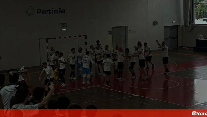 Ambiente de festa no final do jogo com o Amigos de Cerva