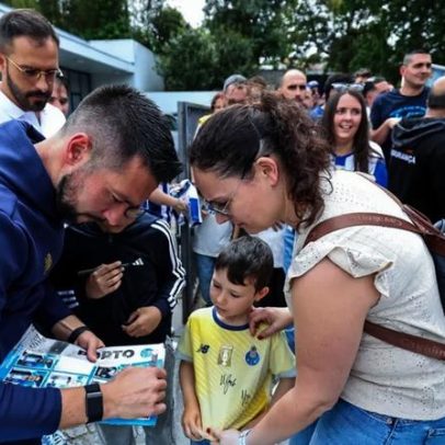 Dragão ao colo dos adeptos marca evento