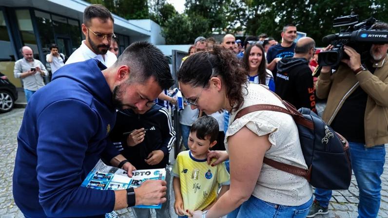 Dragão ao colo dos adeptos marca evento