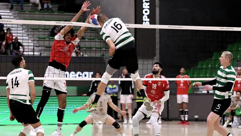 Os jogadores de Benfica e Sporting em ação no dérbi de voleibol