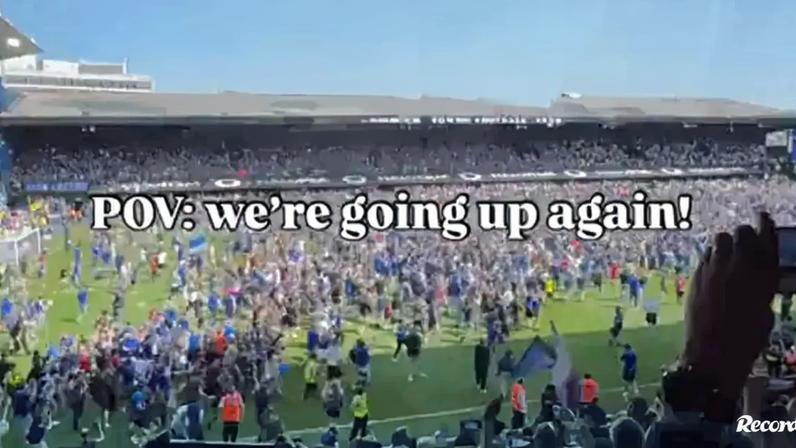 Ipswich retorna à Premier League; adeptos entram em campo durante celebração
