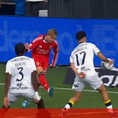 Benfica pediu penálti por mão; árbitro e VAR mandaram seguir, Mourinho furioso