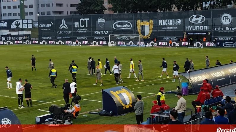Bate-boca entre treinador do Benfica e jogador famalicense