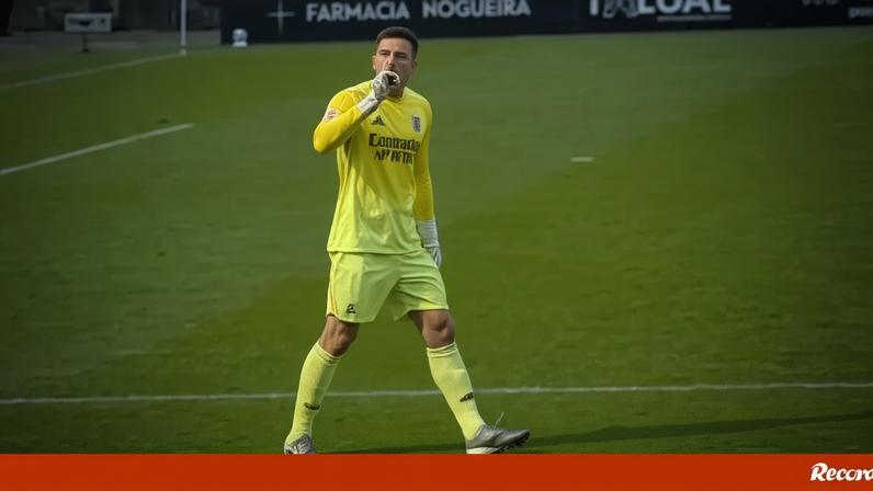 Trubin insultado e manda silêncio aos benfiquistas após empate em Famalicão
