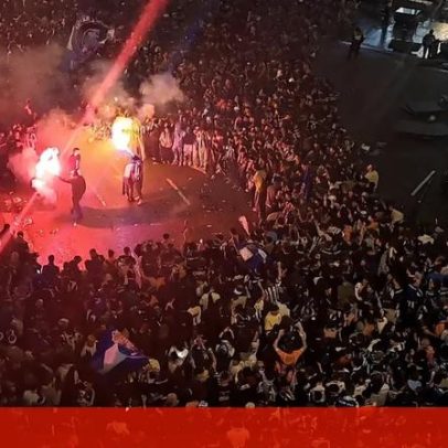 Festa com tochas e fogo de artifício ocorre junto ao Dragão no exterior