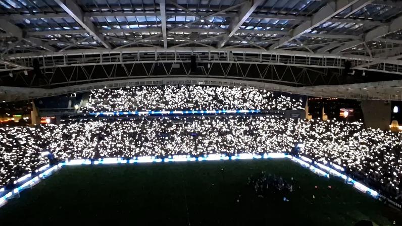 Mais uma homenagem marcante: Dragão às escuras, luzes nas bancadas e viúva de Jorge Costa no relvado