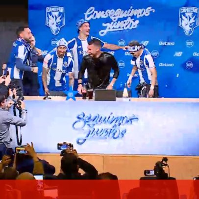 Farioli recebe banho de jogadores na conferência de imprensa