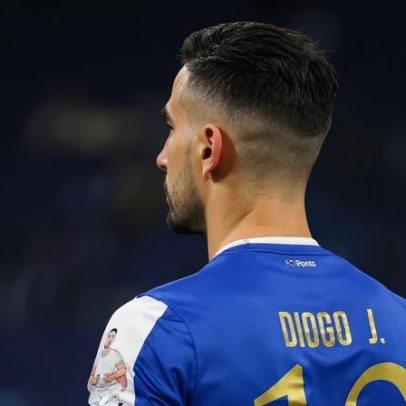 Diogo Costa celebra com camisola de Diogo Jota