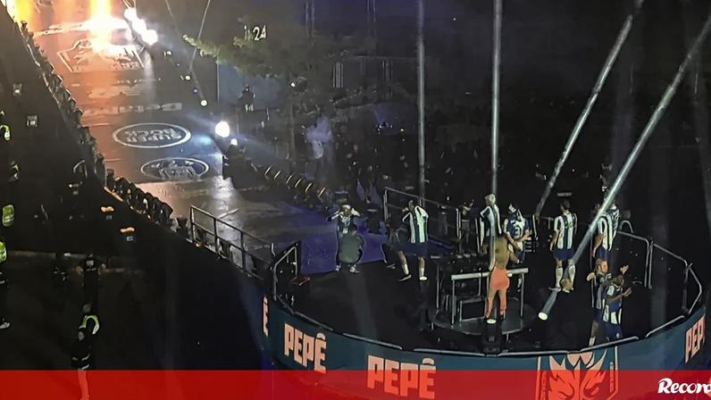 Pepê revive o 'chora, bebé' e faz gesto do colinho no desfile do FC Porto campeão