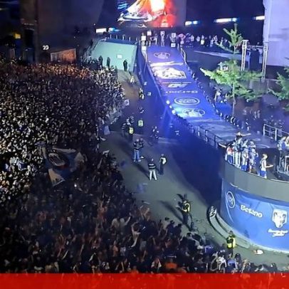 Jogadores do FC Porto e milhares de adeptos em festa junto ao Dragão