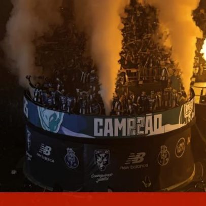 Jogadores do FC Porto desfilam perante multidão no coreto do Dragão