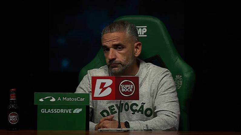 Rui Borges muda de estilo: camisola desportiva substitui o colete