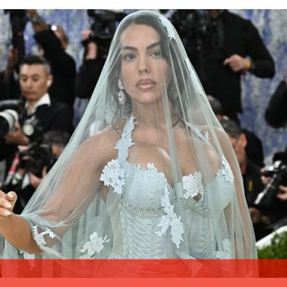 Georgina Rodríguez na Met Gala vestida de noiva, com terço na mão