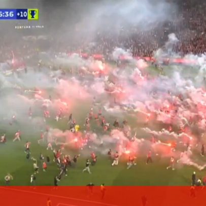 Centenas entram no relvado na República Checa aos 97' com pirotecnia