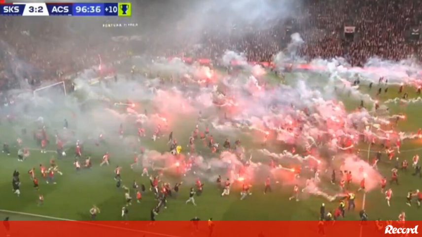 Centenas entram no relvado na República Checa aos 97' com pirotecnia