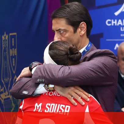 Rui Costa consola jogadoras após derrota na final da Liga dos Campeões de hóquei