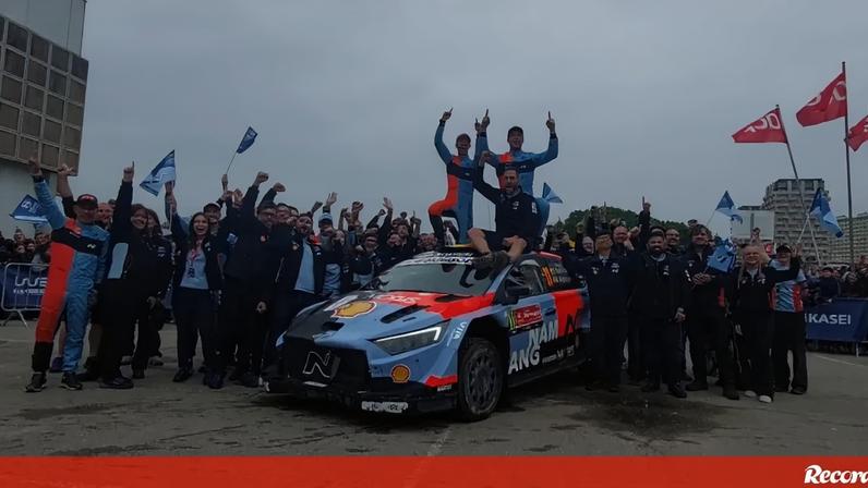 Thierry Neuville conquistou este domingo o Rali de Portugal. Na chegada à Exponar, centro de operações da prova, festejou com a toda a equipa e alguns adeptos que aguardavam a sua chegada.