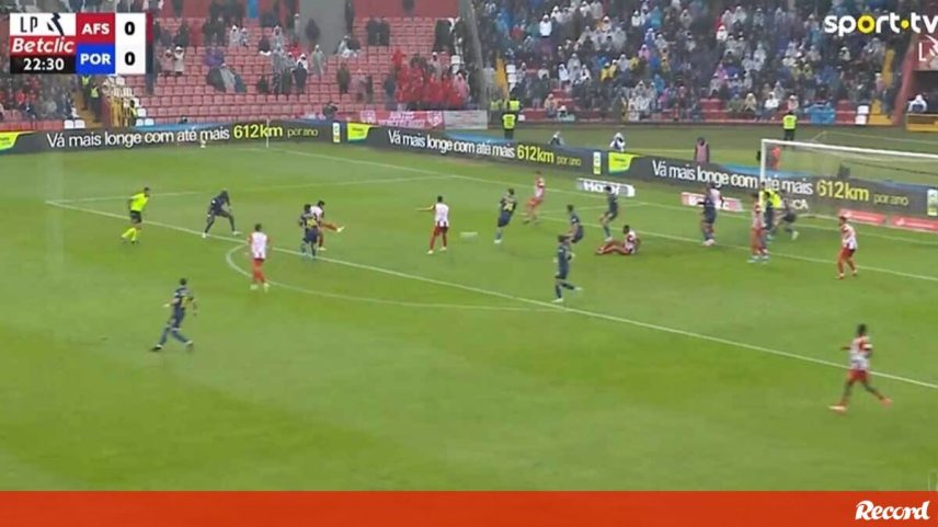 Deniz Gül falha o alívio e AVS SAD vence o FC Porto