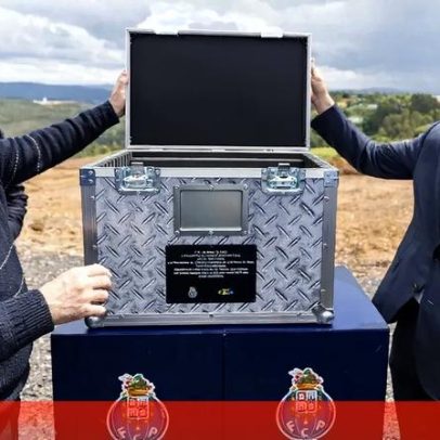 Novo CAR do FC Porto guarda cápsula do tempo com camisola de 31.º título