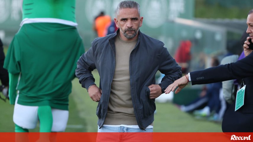 Rui Borges junto ao banco de suplentes do Sporting durante o jogo com o Rio Ave