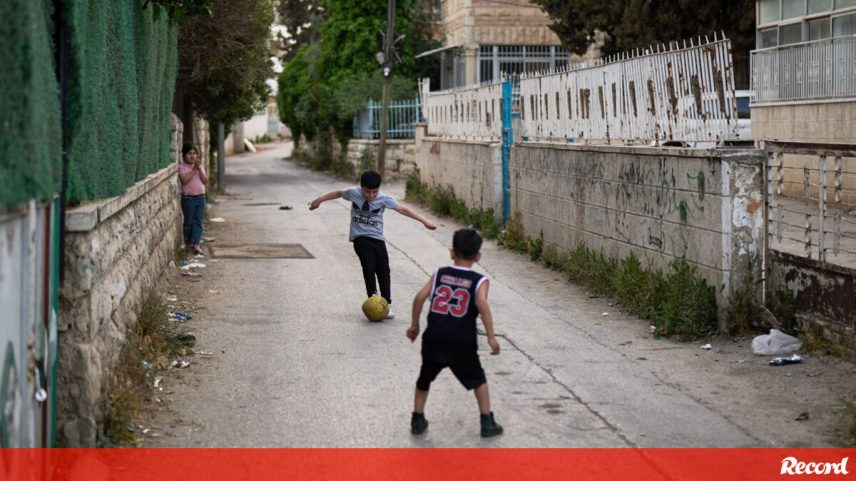 Crianças jogam futebol na Cisjordânia
