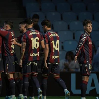 Levante de Luís Castro sai da zona de despromoção num dia de festa para o Betis