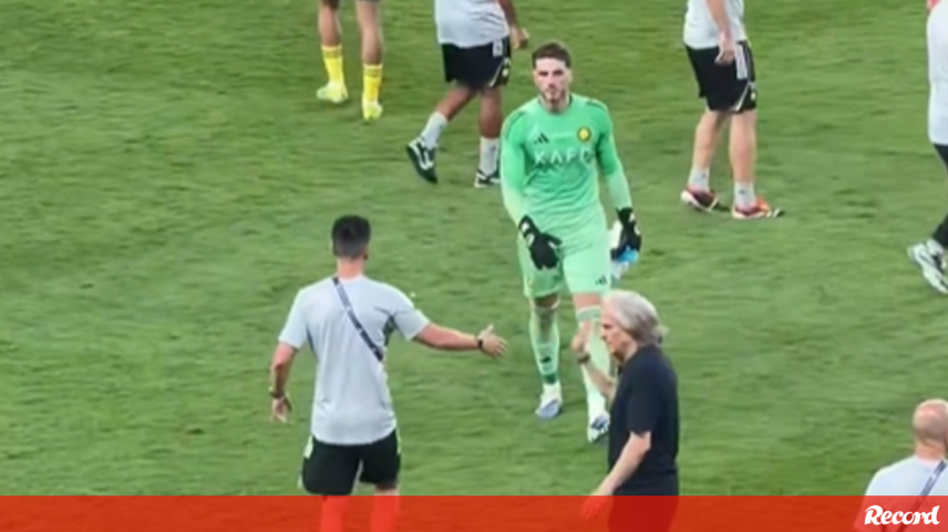 Jorge Jesus 'passado' com Bento: nem cumprimentou o guarda-redes do Al Nassr após erro colossal