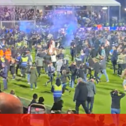 Stockport aproxima-se da subida ao Championship com festejos dos adeptos