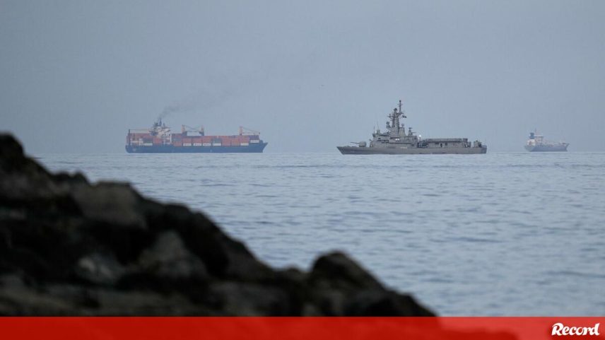 Navio de bandeira indiana afunda em Ormuz após alegado ataque com drones
