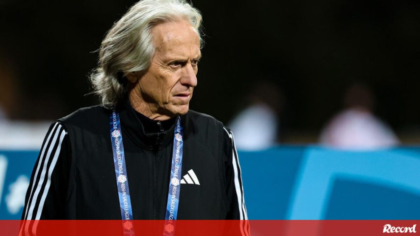 Brasileiros relatam reação de Jorge Jesus no balneário ao erro de Bento