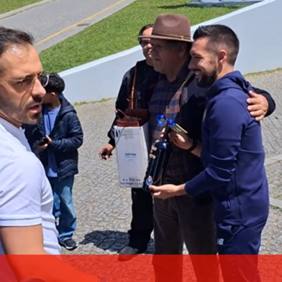 Treinador do FC Porto recebe e oferece prendas a dezenas de adeptos em Olival