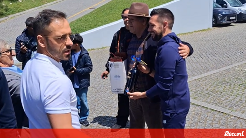Farioli tirou selfies e distribuiu sacos com recordações