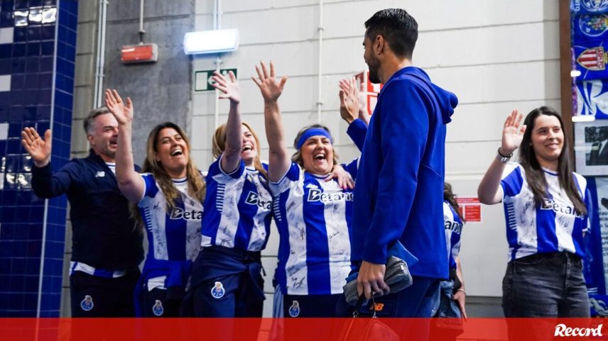 Equipa do FC Porto recebida com carinho pelos trabalhadores no Dragão