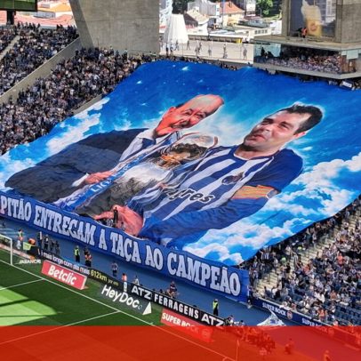 Super Dragões homenageiam Pinto da Costa e Jorge Costa ao entregar a taça