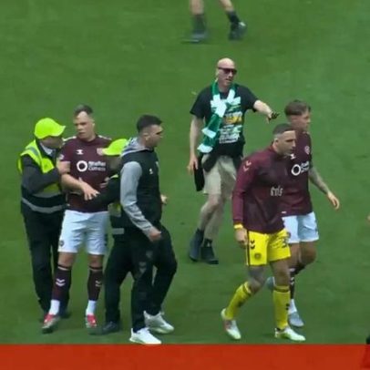 Invasão de campo em jogo na Escócia atinge jogadores do Hearts