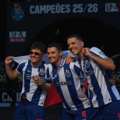 FC Porto celebra título no Dragão com champanhe e emoção