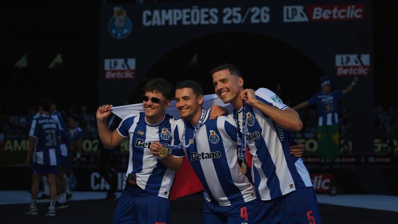 FC Porto campeão 25/26: jogadores celebram no relvado do Estádio do Dragão