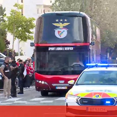 Assobios de adeptos do Benfica na chegada do autocarro à Amoreira