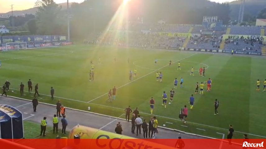 O Tondela desceu, este sábado, à 2.ª Liga após ter sido derrotado pelo Arouca (3-1). Foi assim que, após o apito final, o plantel beirão foi tomado pela tristeza e desilusão, até porque só era possível sonhar com uma vitória na última jornada.